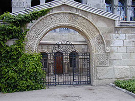 Феодосия - резные каменные ворота